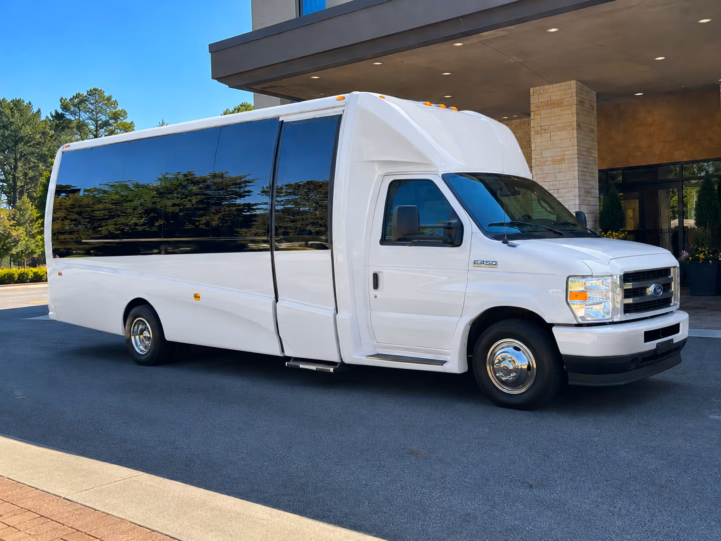 hotel to office shuttle bus services for stonecrest business visitors